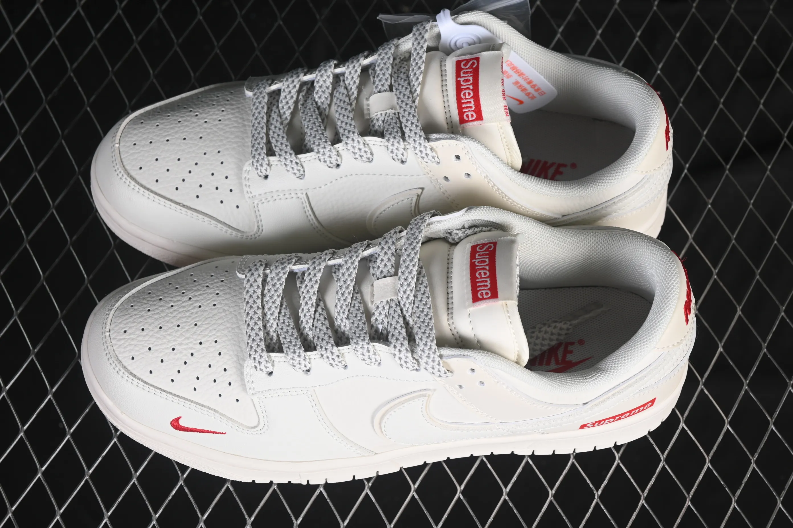 All categories Nk SB Dunk Series Nk SB Dunk Low High-end customized low-top sneakers Nike SB Dunk Low Supreme co-branded off-white red hook Anniversary high-end customized low-top casual sneakers CS1688-109
